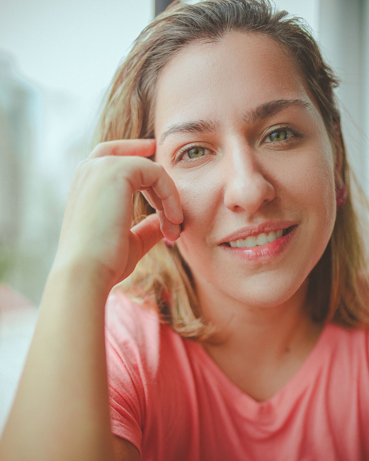 Camille Delvaux, psychologue à Bordeaux, portrait souriant en lumière naturelle